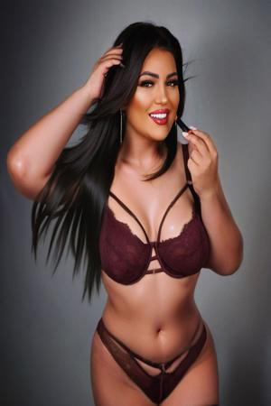 300 Lara W1H Busty Escort 6